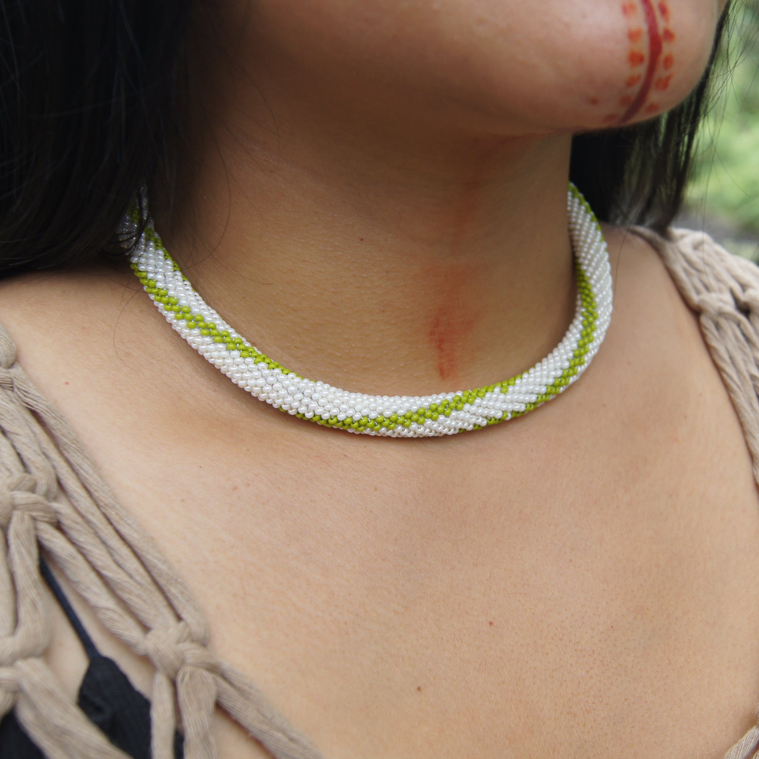 Collar Kaina - Serpiente liana plateada (Xenoxybelis argenteus)